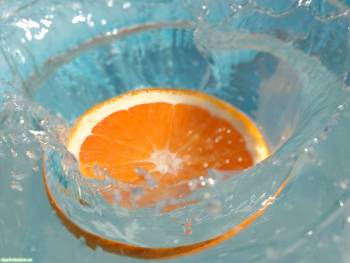 Свежая долька апельсина в воде, аппетитные обои, , всплеск, долька, апельсин, свежесть, вода