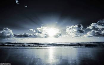 Черно-белый обои: солнце сквозь облака, обои 1440х900, , солнце, лучи, вода, отражение, горизонт