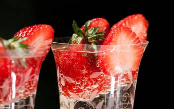 Порезанная клубника в стакане с водой, сочные обои, , клуюника, ягода, напиток, стакан