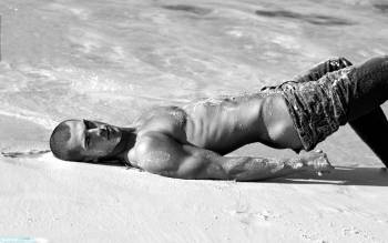 Вожделенный мужчина на песке - обои, , мужчина, песок, пляж, берег, джинсы, желание