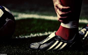 Футбольные обои - левая нога футболиста в бутсе, обои футбол, , спорт, бутсы, мяч, газон, поле, футбол, нога, спортсмен, трава, соревнования
