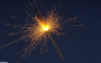 Обои и картинки — бенгальский огонь, обои на Новый год, , Новый год, искры, вспышка, огонь, бенгальский огонь, макро, праздник, развлечение