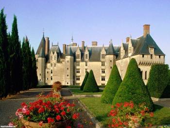 Обои — замок во Франции, пригород Парижа, , Франция, замок, газон, парк, дорожка, ели, ландшафт