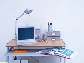 Компьютерный стол — компьютерные обои, , компьютер, стол, лампа, книга, ноутбук