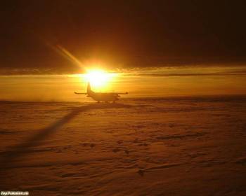 Самолет на фоне заката, обои 1280х1024, , закат, самолет, взлет, посадка, пустыня, зима, холод, снег