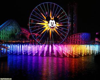 Ночной парк развлечений, красивые обои городов, , Микки Маус, чертово колесо, колесо обозрения, парк развлечений, фонтан, ночь, город, разноцветный, яркий, отражение, вода