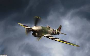 Полет военного истребителя времен второй мировой войны, , пропеллер, самолет, истребитель, война, полет, тучи
