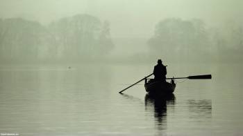 Одинокий рыбак  -  обои на рабочий стол, , озеро, туман, рыбак, лодка