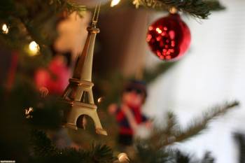 Новогодние обои с Эйфелевой башней на елке как украшение, , украшение, елка, Эйфелева башня, Новый год, праздник, макро