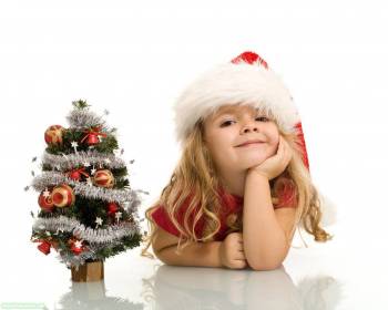 Новогодние обои с девочкой в шапке Деда Мороза, , девочка, ребенок, Новый год, елка