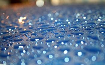 Капли дождя на голубом стекле - обои с дождем, , капли, дождь, стекло, голубой