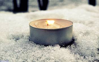Горящая свеча на снегу - обои на ваш рабочий стол, , свеча, снег, пламя