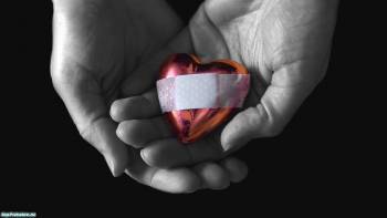 Раненое сердце в руках - обои  1600x900 пикселей, , сердце, рана, пластырь, руки
