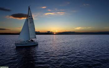 Красивая парусная яхта на закате дня, обои с яхтой, , яхта, парусник, закат, штиль, горизонт, небо, вечер, покой