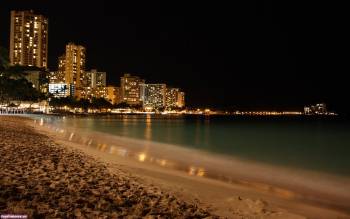 Ночное побережье большого и шумного города, обои 1920х1200, , город, ночь, пляж, побережье, песок, штиль, отражение, огни, море, океан