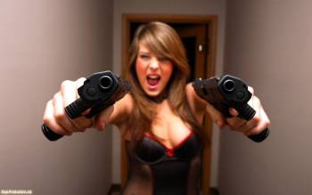 Девушка в нижнем белье с пистолетами - страшная сила, , девушка, агрессия, пистолеты, нижнее белье