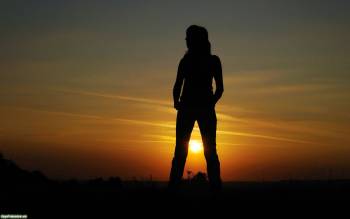 Девушка на фоне заката, , солнце, пейзаж