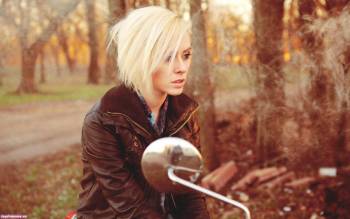 Красивая девушка в лесу на мотоцикле обои, , девушка, модель, лес, осень, мотоцикл, грусть, одиночество, разочарование
