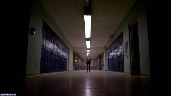 Кадры из фильма Сайлент Хилл 2: коридор в школе, , Сайлент Хилл 2, Silent Hill: Revelation 3D, Silent Hill, фильм, кино, ужас, страх, девушка, блондинка, коридор, персонаж