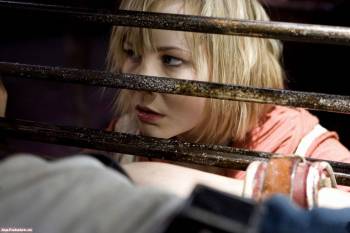 Кадры из фильма Сайлент Хилл 2, , Сайлент Хилл 2, Silent Hill: Revelation 3D, Silent Hill, фильм, кино, ужас, страх, девушка, блондинка, решетка, прутья, персонаж