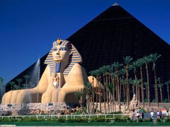 Копия пирамиды Хеопса и Сфинкса, обои пирамида и Сфинкс, , Сфинкс, пирамида, Египет, Хеопс, копия, парк развлечений, пальмы, фонтан