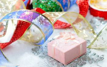 Новогодний подарок в розовой упаковке, обои Новый год, Упакованный подарочек под новый год, Новый год, подарок, упаковка, ленты