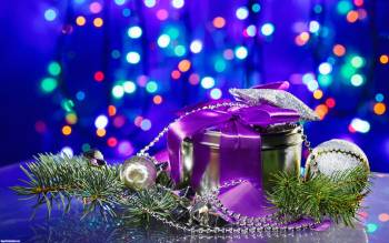 Красивые подарок под новый год, Оформление подарка под новый год, Новый год, подарок, лента, ветка, бусы, шарики, блеск, настроение, праздник