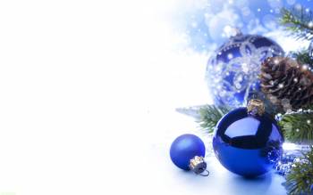 Новогодние украшения обои для рабочий стол, Елочные игрушки и украшения, Новый год, шарики, белый, праздник