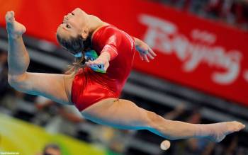 Художественная гимнастика обои, Гибкая девушка в красном, гибкая, flexible, гимнастика, спорт, гимнастка, девушка, прыжок, ножки