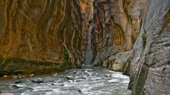 Горная река, обои горная расщелина 1920x1080, Текущая горная река в расшелине, горы, расщелина, природа, скалы, река