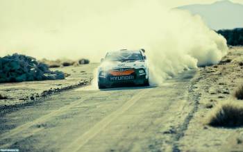 Спортивный Hyundai в пыльной пустыни, Спортивный автомобиль гонки, Hyundai, спорткар, автомобиль, авто, пыль, гонки, автогонки