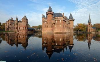 Замок на воде,  обои 2560x1600, Затопленный замок, замок, средневековье, 2560x1600, отражение, пруд, вода, озеро