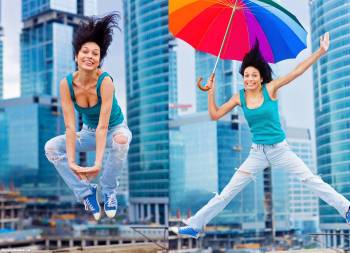 Девушка и зонтик HD, В прыжки, девушка, зонтик, зонт, счастье, джинсы, прыжок