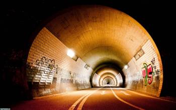 Разресованный тоннель в графити, Белый свет в тоннеле, тоннель, дорога, граффити, освещение, лампы, свет