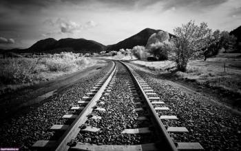 Уходящая вдаль железная дорога, Черно белые обои с железной дорогой, железная дорога, рельсы, шпалы, пейзаж