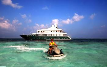 Водный мотоцикл на фоне яхты, Отдых на пляже океана, Мальдивы, тропики, яхта, отдых, яхта