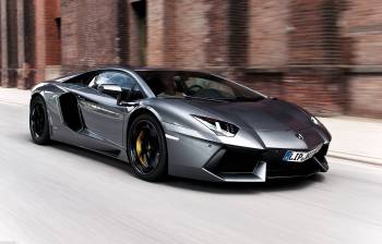 Черный Lamborghini летящий на скорости., Спортивные автомобили для рабочего стола., ламборгини, здание, авентадор, серебристый, дорога, Lamborghini, скорость
