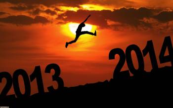 Прыжок из 2013 в 2014 год, новогодние обои 2014, , 2014, Новый год, праздник, надписи, прыжок, закат, солнце, силуэт, тень
