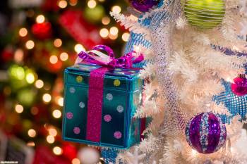 Новогодние игрушки на елке с подарками, , Новый год, игрушки, подарки, елка, настроение, праздник, белый