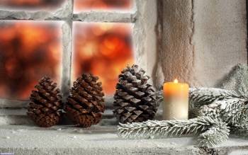 Елочные шишки и свеча на подаконнике, Шишки и свеча на покрытом инием подаконнике, шишки, елка, ветка, свеча, зима, иний