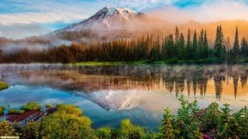 Водоем в близи гор под утренни лучами солнца, Озеро и туман на рассвете у гор, озеро, водоем, горы, лес, природа, рассвет, солнце