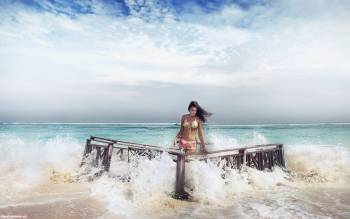Симпотичная девушка на фоне красивых волн, Обои с волнами на рабочий стол, волны, море, брюнетка, пляж, песок