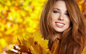 Красивая девушка с листьями, обои девушка с листьями, , девушка, осень, листья, листва, блондинка, улыбка
